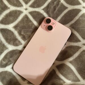Apple iPhone 15 Plus in Soft Pink